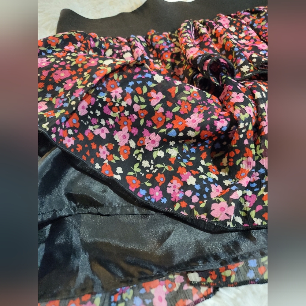 Flirtatious Floral Mini Skirt - Picture 3 of 4